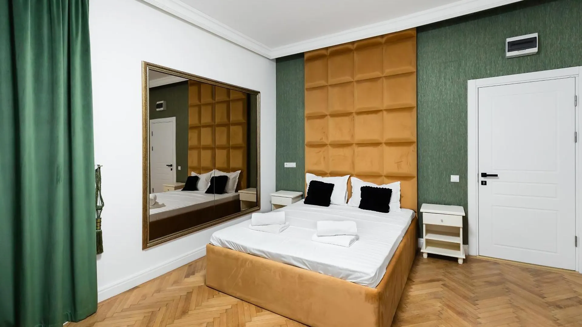 Central Studios In Piata Romana Bucureşti