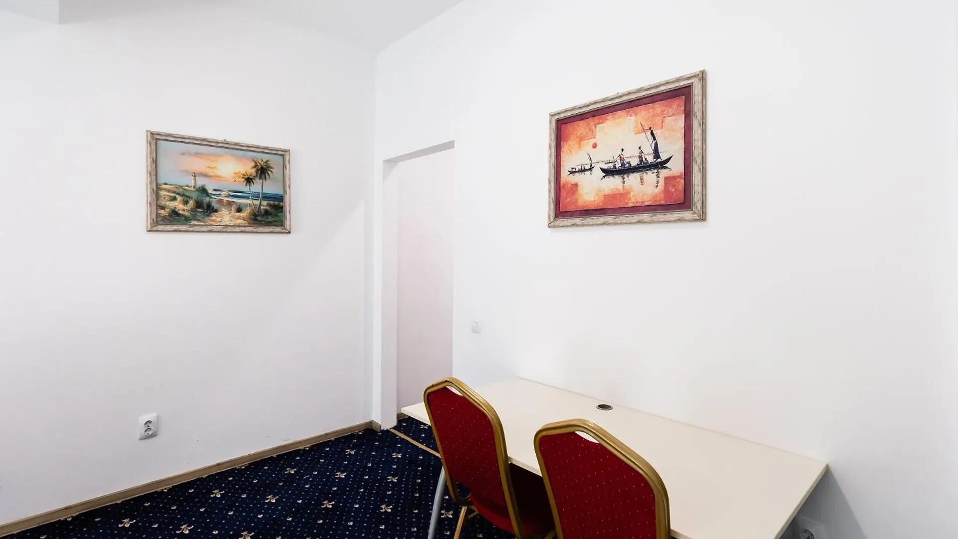 Central Studios In Piata Romana Bucureşti 0*,  România