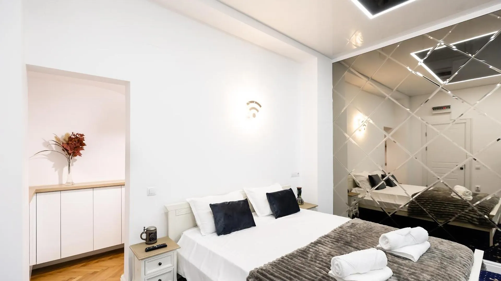 Central Studios In Piata Romana Bucureşti
