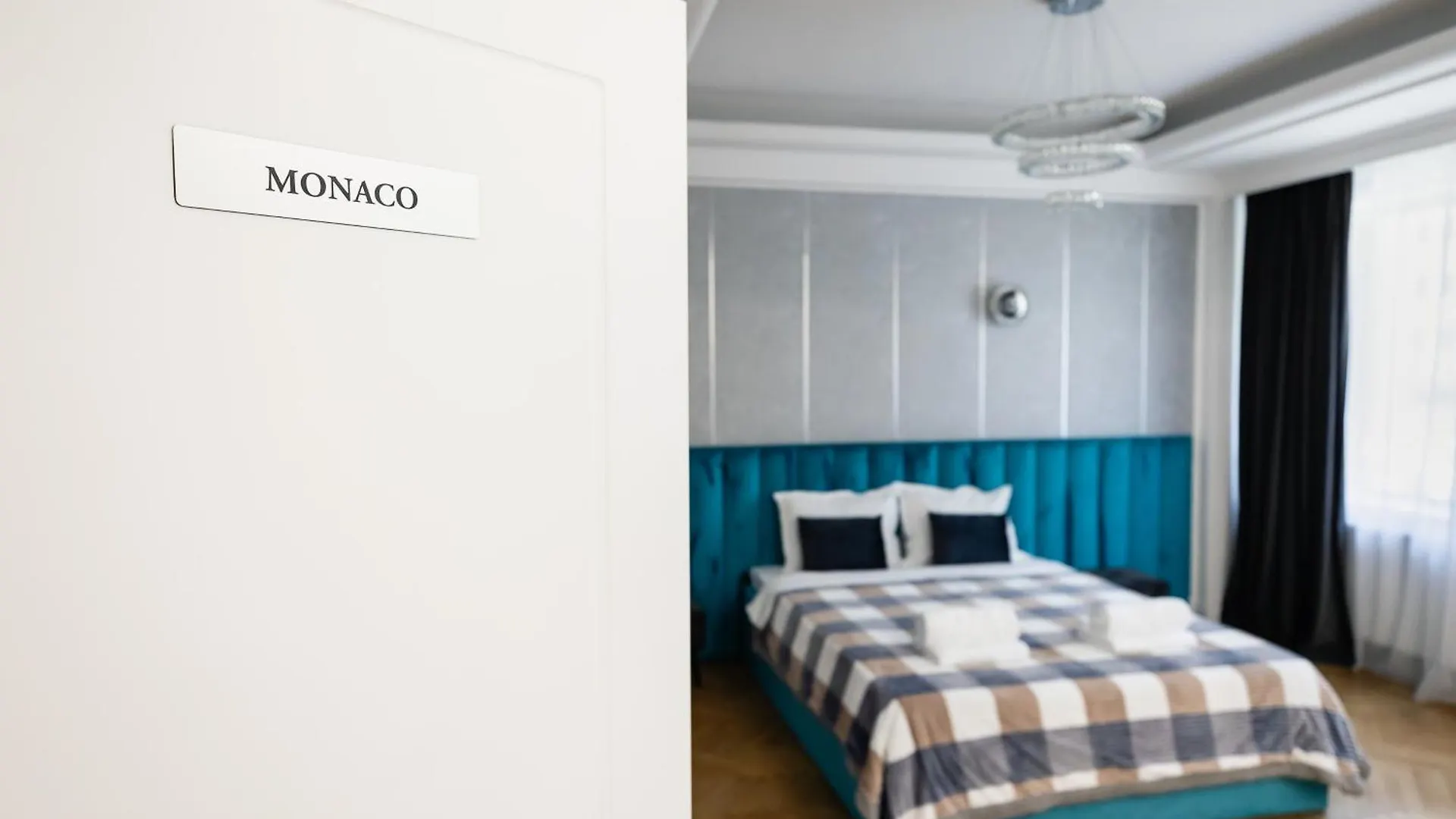 Central Studios In Piata Romana Bucureşti