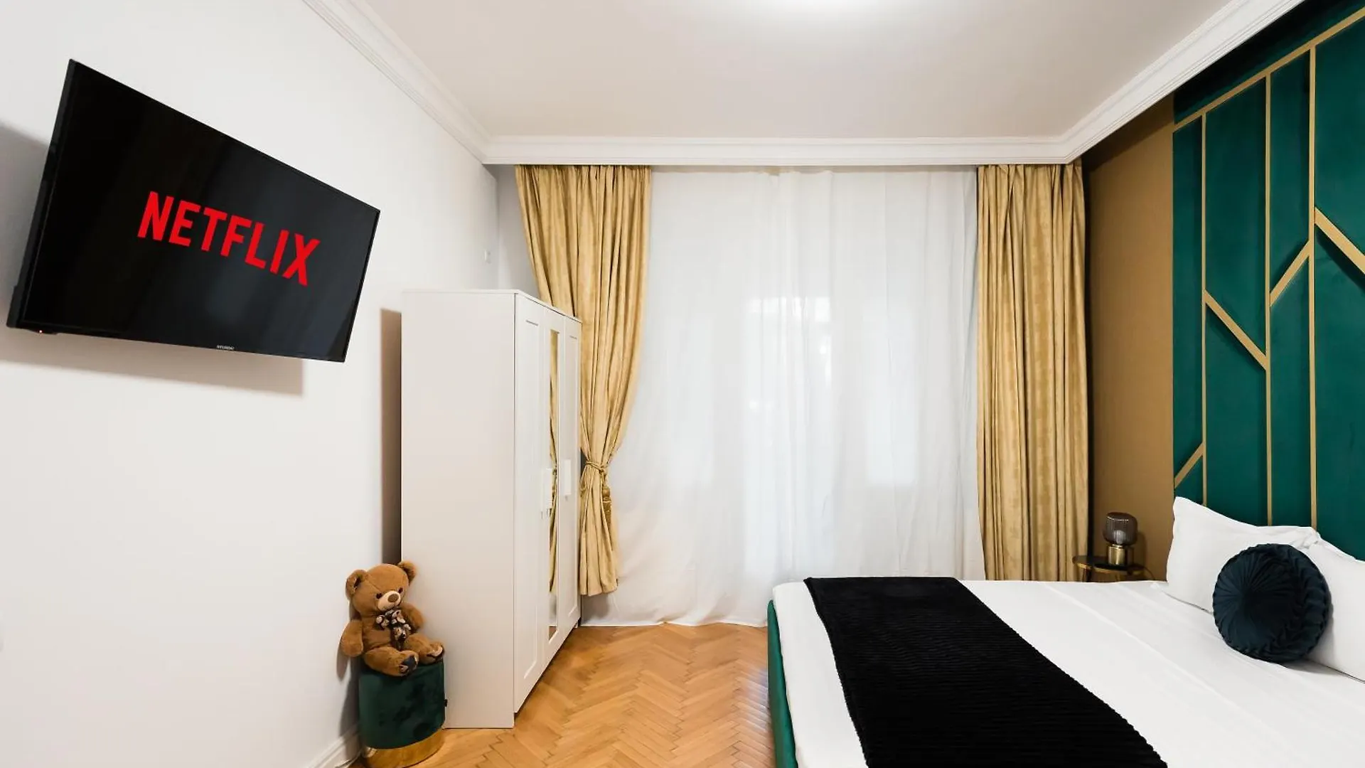 Central Studios In Piata Romana Bucureşti 0*,  România
